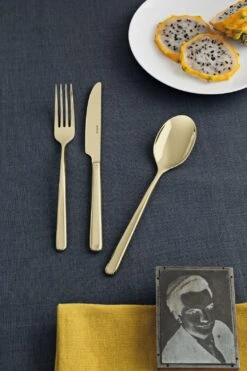 Sambonet Bestekset Linear - Champagne - 24 Delig / 6 Personen 6 Sambonet Bestekset Linear - Champagne - 24 Delig / 6 Personen -Alessi Verkoopwinkel sambonet bestekset linear champagne sfeer