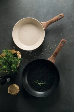 Sambonet Wokpan Rock 'n' Rose - Creme - ø 28 Cm - Standaard Anti-aanbaklaag 8 Sambonet Wokpan Rock 'n' Rose - Creme - ø 28 Cm - Standaard Anti-aanbaklaag -Alessi Verkoopwinkel sambonet pannen rock n rose sfeer3 1