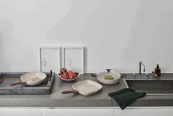 Sambonet Grillpan Rock 'n' Rose - Creme - 28 X 28 Cm - Standaard Anti-aanbaklaag 7 Sambonet Grillpan Rock 'n' Rose - Creme - 28 X 28 Cm - Standaard Anti-aanbaklaag -Alessi Verkoopwinkel sambonet rock n rose sfeer4 1