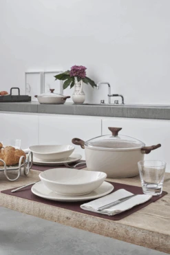 Sambonet Braadpan Rock 'n' Rose - Creme - ø 24 Cm / 4.5 Liter - Standaard Anti-aanbaklaag 10 Sambonet Braadpan Rock 'n' Rose - Creme - ø 24 Cm / 4.5 Liter - Standaard Anti-aanbaklaag -Alessi Verkoopwinkel sambonet rock n rose sfeer7