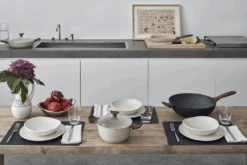 Sambonet Braadpan Rock 'n' Rose - Creme - ø 24 Cm / 4.5 Liter - Standaard Anti-aanbaklaag 11 Sambonet Braadpan Rock 'n' Rose - Creme - ø 24 Cm / 4.5 Liter - Standaard Anti-aanbaklaag -Alessi Verkoopwinkel sambonet rock n rose sfeer8 1