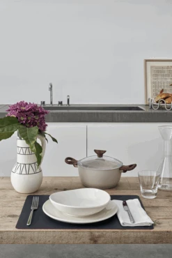 Sambonet Braadpan Rock 'n' Rose - Creme - ø 24 Cm / 4.5 Liter - Standaard Anti-aanbaklaag 12 Sambonet Braadpan Rock 'n' Rose - Creme - ø 24 Cm / 4.5 Liter - Standaard Anti-aanbaklaag -Alessi Verkoopwinkel sambonet rock n rose sfeer9