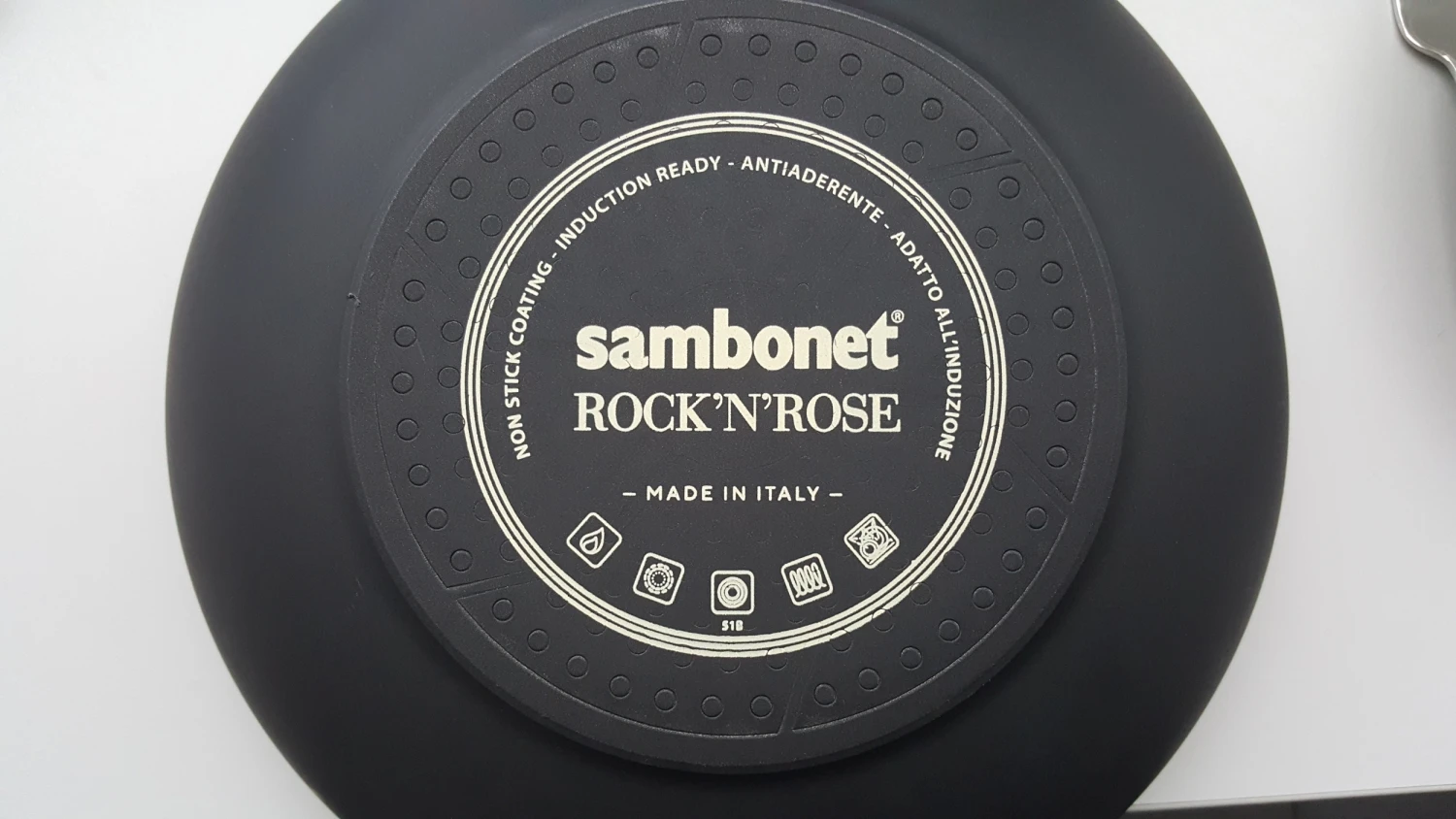 Sambonet Hapjespan Rock 'n' Rose - Zwart - ø 28 Cm / 3.6 Liter - Standaard Anti-aanbaklaag 3 Sambonet Hapjespan Rock 'n' Rose - Zwart - ø 28 Cm / 3.6 Liter - Standaard Anti-aanbaklaag - Afbeelding 3