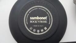 Sambonet Wokpan Rock 'n' Rose - Creme - ø 28 Cm - Standaard Anti-aanbaklaag 9 Sambonet Wokpan Rock 'n' Rose - Creme - ø 28 Cm - Standaard Anti-aanbaklaag -Alessi Verkoopwinkel sambonet rock n rose achterkant 2
