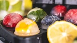 Sareva IJsblokjesvorm - 6 Ronde Ijsbollen - Siliconen - Easy Release - Herbruikbaar 10 Sareva IJsblokjesvorm - 6 Ronde Ijsbollen - Siliconen - Easy Release - Herbruikbaar -Alessi Verkoopwinkel sereva ijs sfeer 24