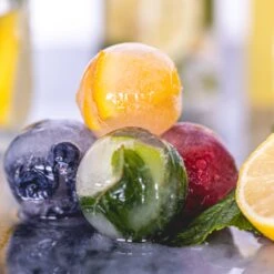 Sareva IJsblokjesvorm - 6 Ronde Ijsbollen - Siliconen - Easy Release - Herbruikbaar 8 Sareva IJsblokjesvorm - 6 Ronde Ijsbollen - Siliconen - Easy Release - Herbruikbaar -Alessi Verkoopwinkel sereva ijs sfeer 37