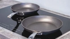 Le Creuset Koekenpannenset Les Forgées TNS - ø 24 En 28 Cm - Standaard Anti-aanbaklaag 18 Le Creuset Koekenpannenset Les Forgées TNS - ø 24 En 28 Cm - Standaard Anti-aanbaklaag -Alessi Verkoopwinkel sfeer 1 2