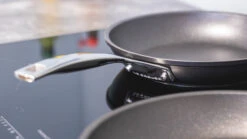 Le Creuset Koekenpannenset Les Forgées TNS - ø 24 En 28 Cm - Standaard Anti-aanbaklaag 19 Le Creuset Koekenpannenset Les Forgées TNS - ø 24 En 28 Cm - Standaard Anti-aanbaklaag -Alessi Verkoopwinkel sfeer 2 7