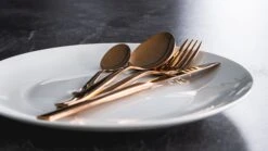 Sareva Bestekset - 24-delig / 6 Personen - Koper -Alessi Verkoopwinkel sfeer brons 6 3