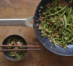 Valira Wokpan Aire - ø 30 Cm - Standaard Anti-aanbaklaag 7 Valira Wokpan Aire - ø 30 Cm - Standaard Anti-aanbaklaag -Alessi Verkoopwinkel woksfeerfoto2